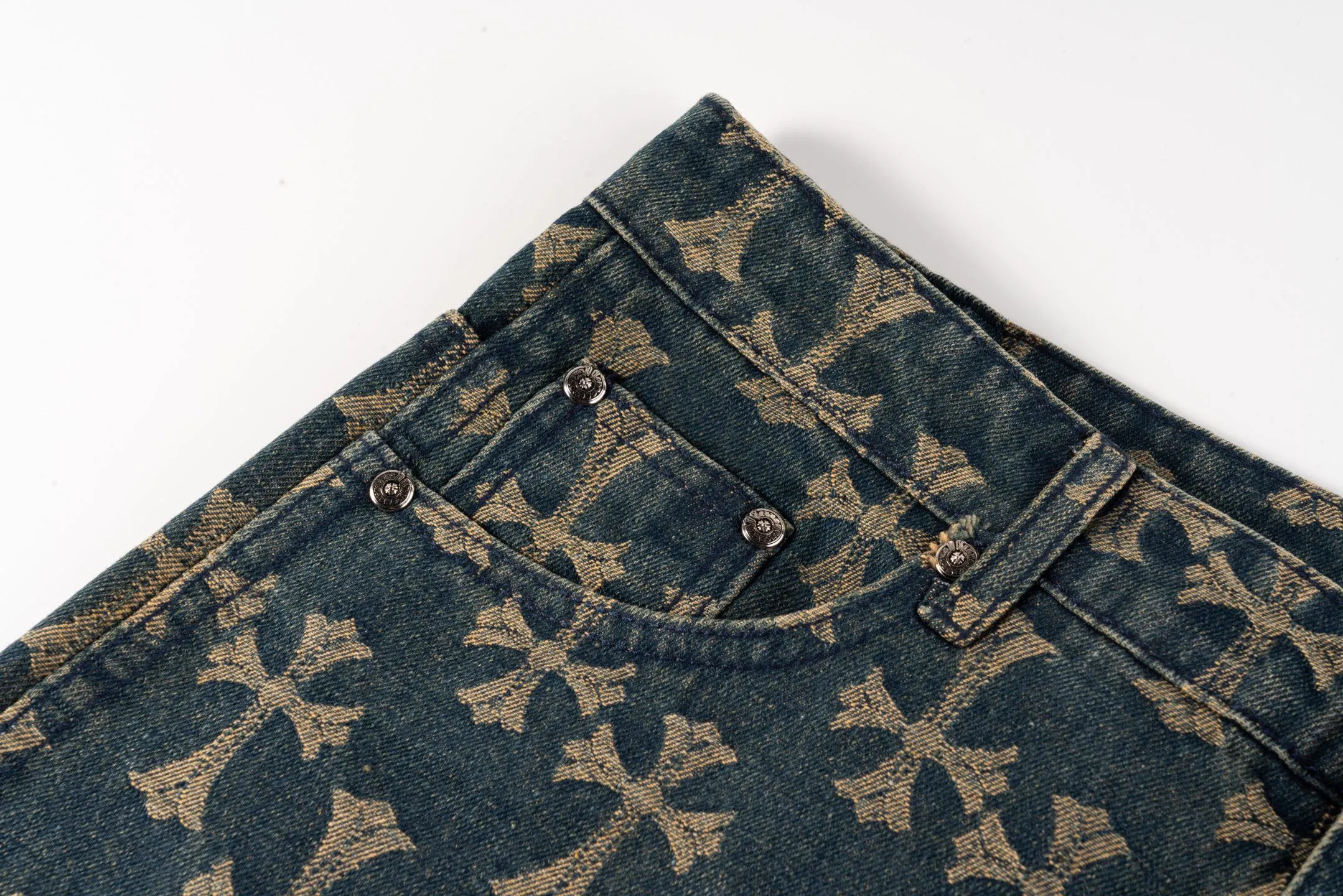 P220 Chrome Hearts｜Chrome Hearts CH all-over printed jacquard bootcut jeans - 2024 autumn new product, the same style as the Internet celebrity star's cross-printed jeans, with unique cross design elements and all-over printing, full of design sense. It is made of 100% denim cotton fabric with heavy coarse yarn count, which ensures a stiff and tough silhouette while being soft, comfortable and breathable. The lapel is designed with silver buttons and is full of texture.  The classic dark yellow cross logo is all over the pants. They are generous and full of personality without being exaggerated. They are perfect for spring and summer!    Custom hardware! Same style for couples!  Three standards are complete, the same style for men and women, non-market ordinary version, feel free to compare and the quality is absolutely guaranteed. Style number: 1652# Color: blue Size: S-XXL (28-36)